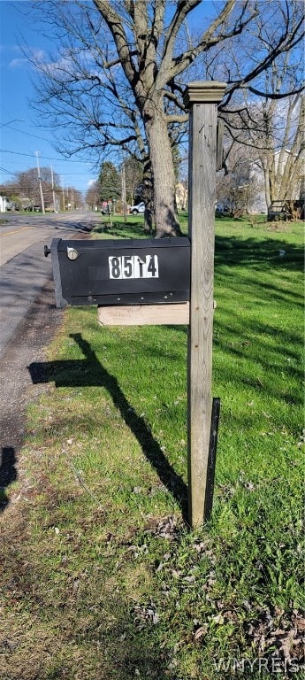 community / neighborhood sign featuring a yard