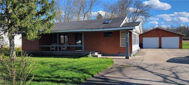 view of front of house featuring an outdoor structure, a garage, and a front lawn