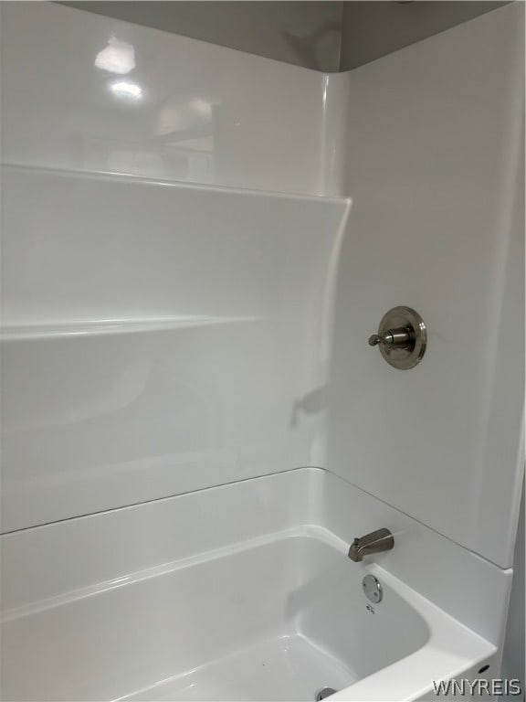 bathroom with tub / shower combination