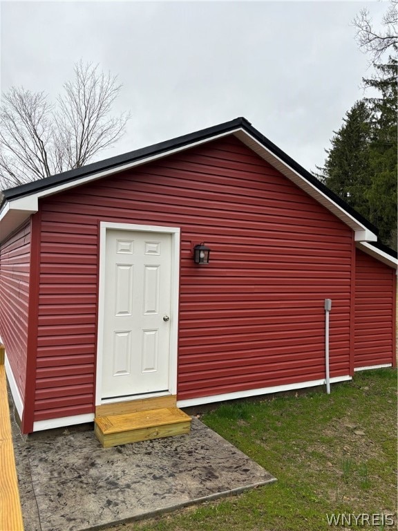 view of shed / structure featuring a lawn