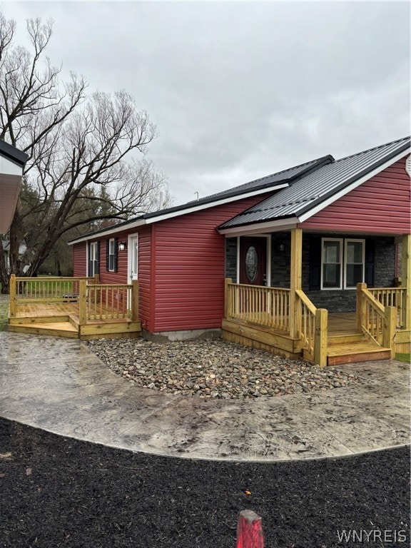 ranch-style house featuring covered porch