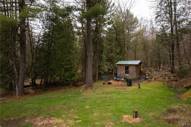 view of yard with a storage shed