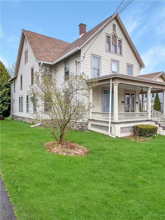 view of front facade featuring covered porch and a front lawn