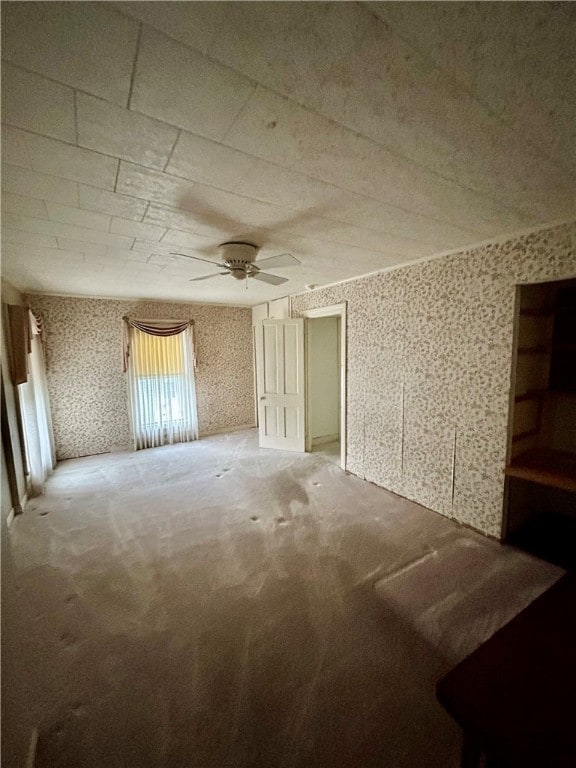 unfurnished room with carpet flooring and ceiling fan