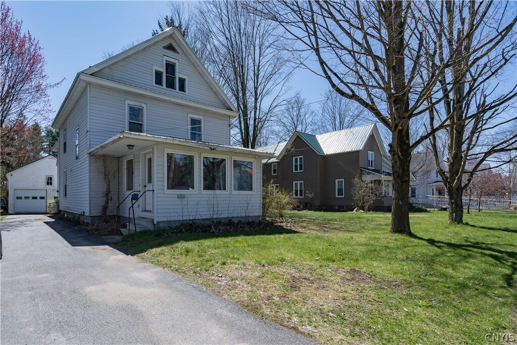 view of front of home featuring a front yard and a garage