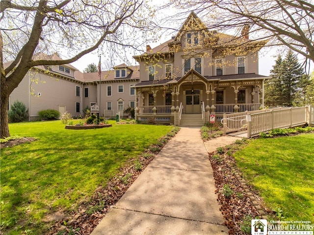 view of front of property featuring a porch and a front lawn