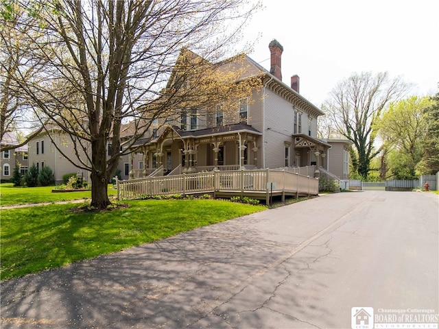 view of front facade featuring a front yard