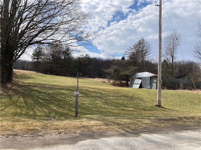 view of yard featuring an outbuilding