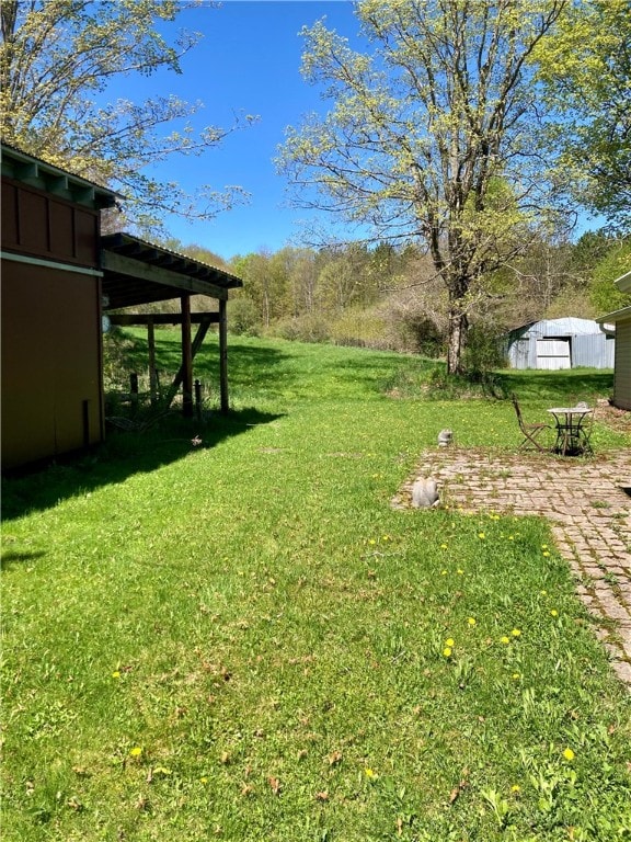 view of yard featuring an outbuilding and a garage