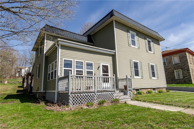 view of front of property with a front yard
