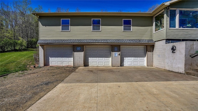 view of front facade featuring a garage