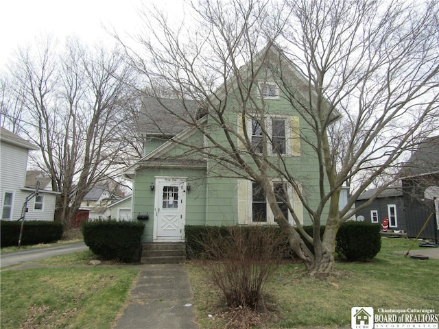 view of front facade featuring a front lawn