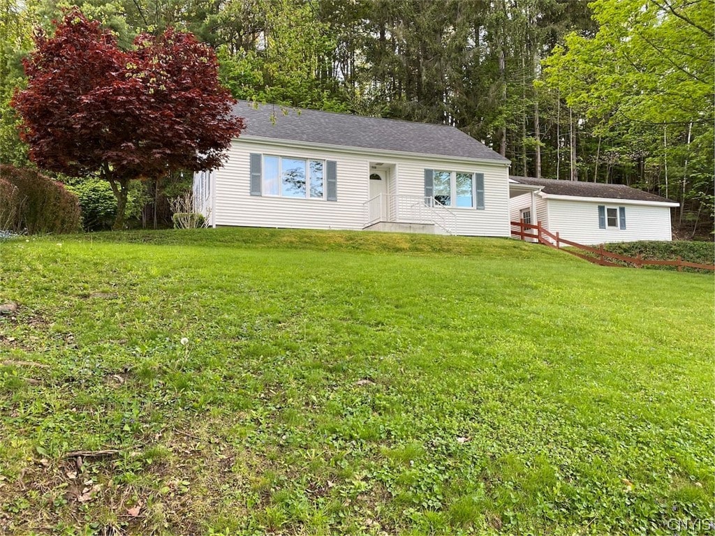 view of front facade with a front lawn