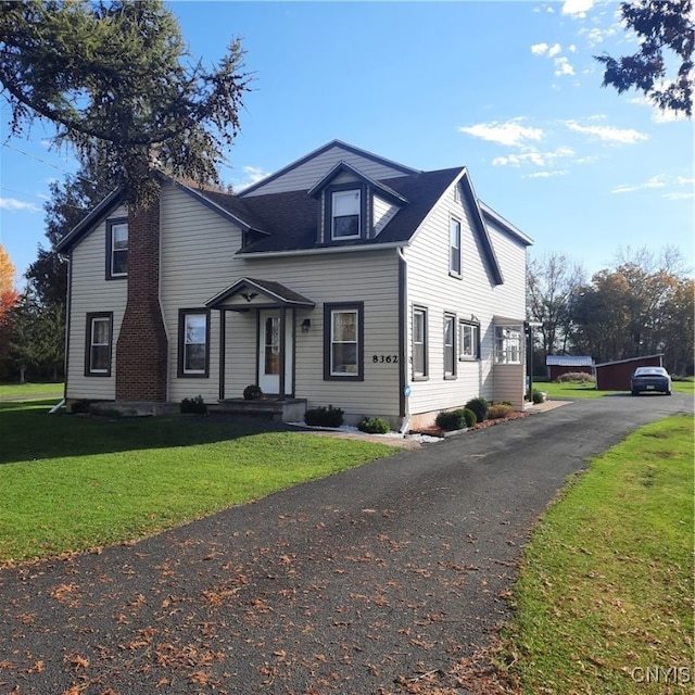 view of front of home featuring a front lawn