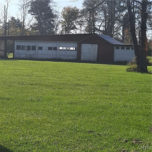 view of outdoor structure with a yard