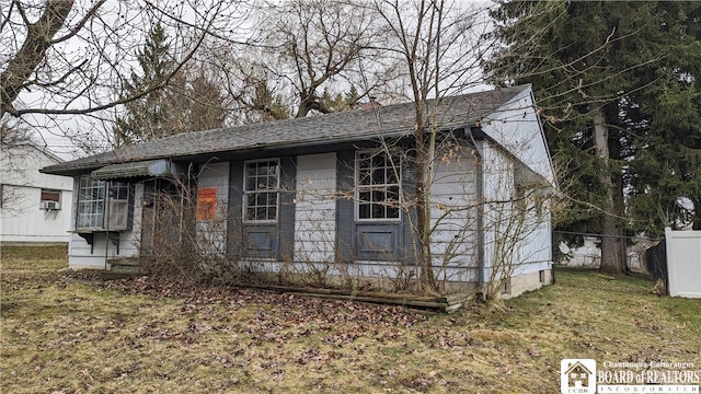 view of front facade featuring a front lawn