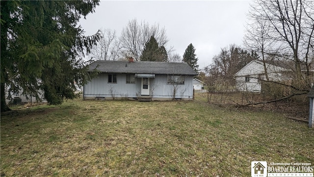 back of house featuring a yard