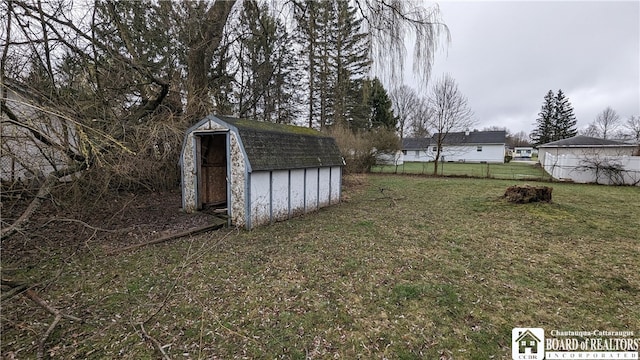 view of yard with a storage unit