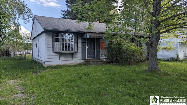 view of front of house with a front yard