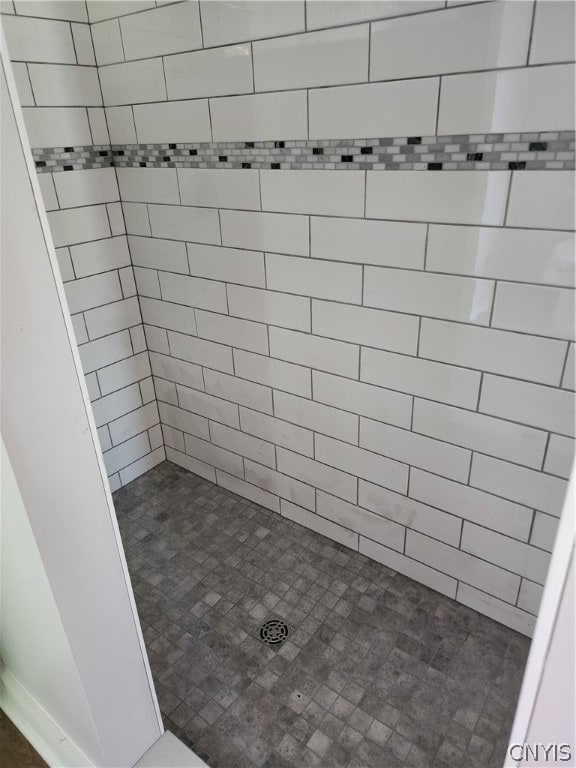 bathroom featuring tiled shower