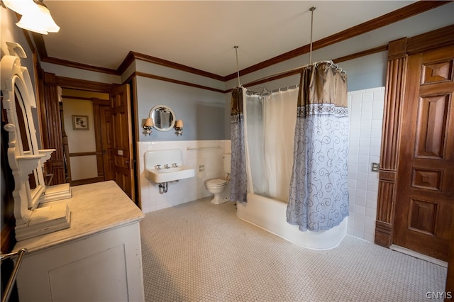 full bathroom featuring sink, crown molding, shower / bath combo, and toilet