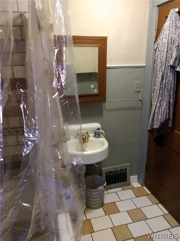1510 Ashland Ave, Niagara Falls, NY 14301 - bathroom featuring tile patterned floors