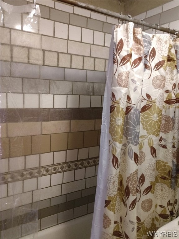 1510 Ashland Ave, Niagara Falls, NY 14301 - bathroom featuring shower / tub combo with curtain