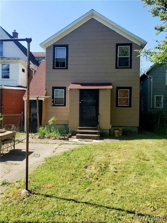 view of front of home featuring a front lawn