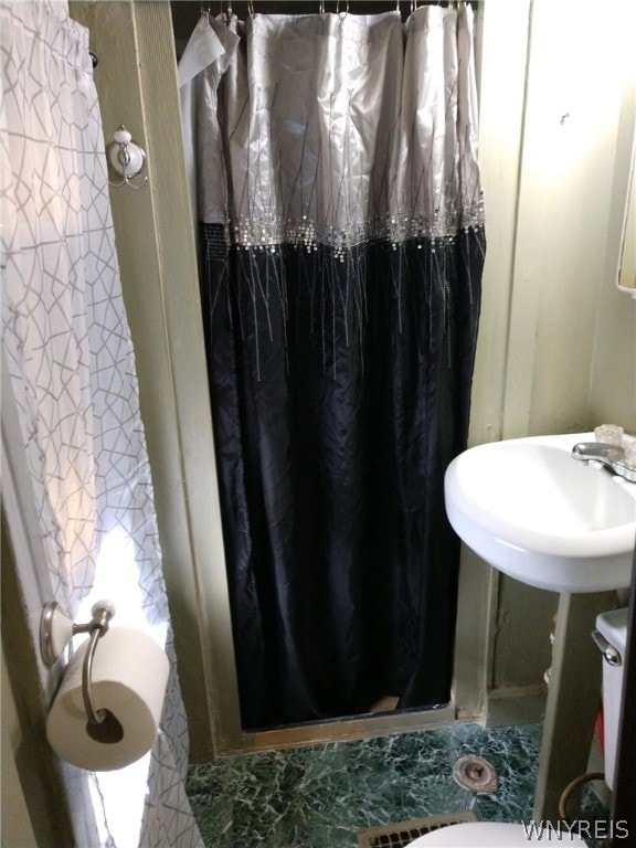 bathroom with curtained shower