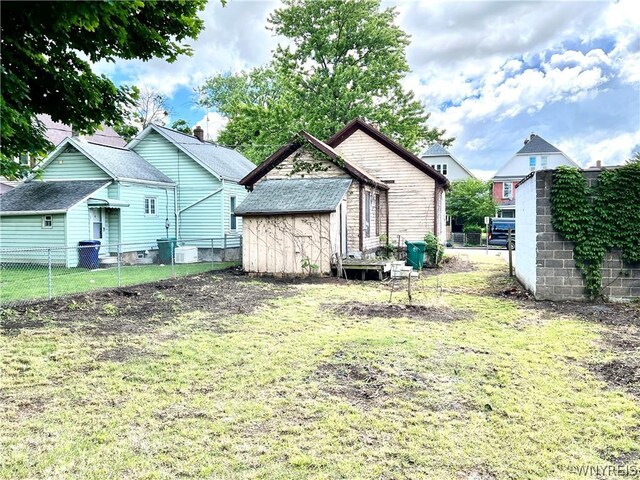 view of yard with a storage shed