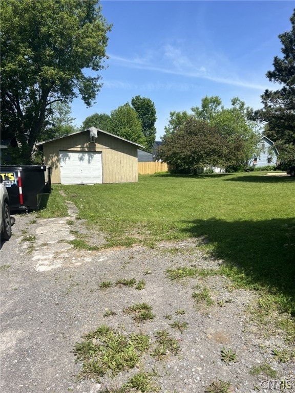 view of yard featuring an outdoor structure and a garage