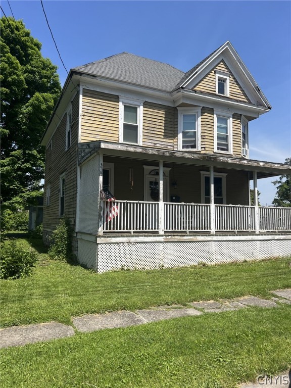 view of front facade featuring a front yard and a porch