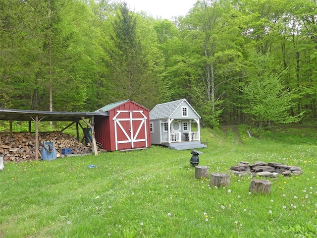 view of yard with a storage unit