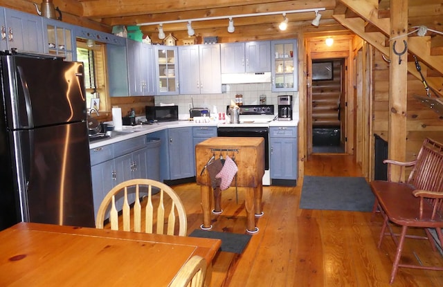 kitchen featuring tasteful backsplash, refrigerator, hardwood / wood-style floors, sink, and electric stove