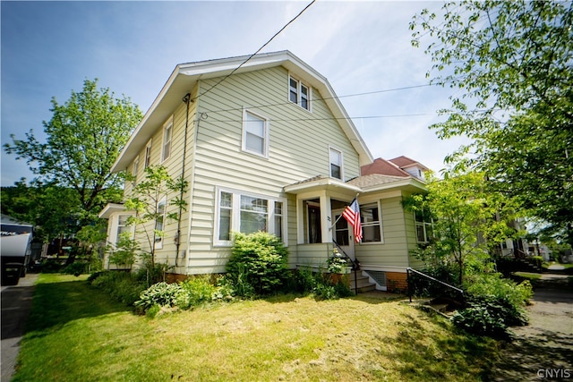 back of house featuring a lawn