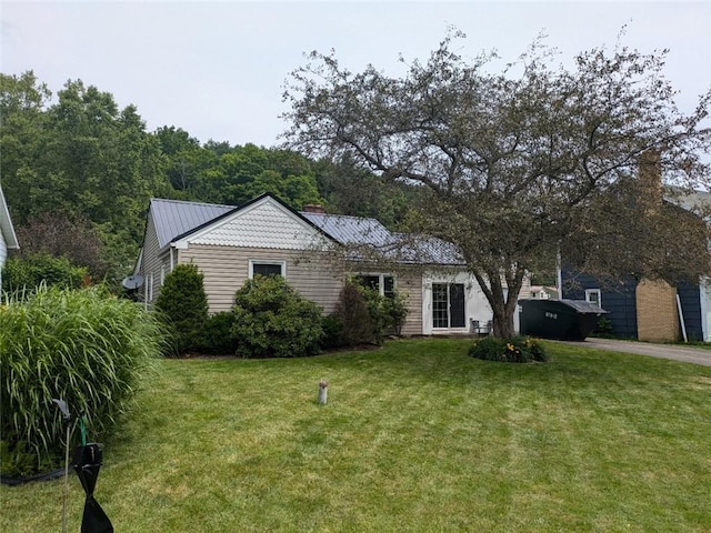 ranch-style home with a front yard