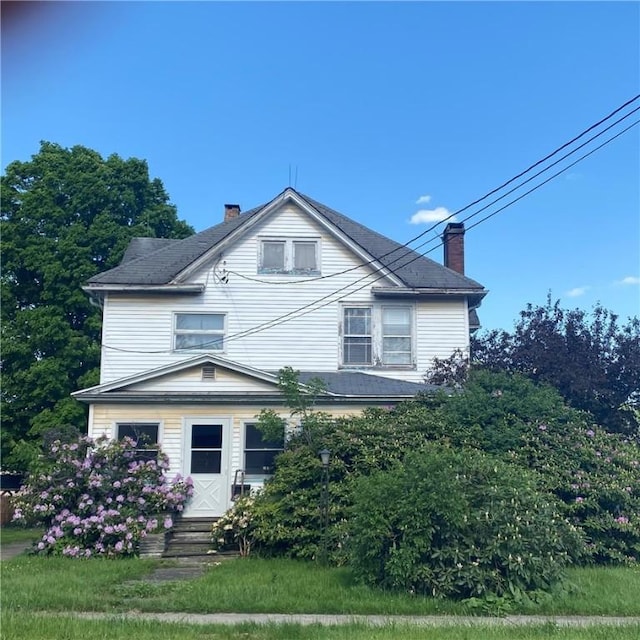 view of front facade featuring a front yard