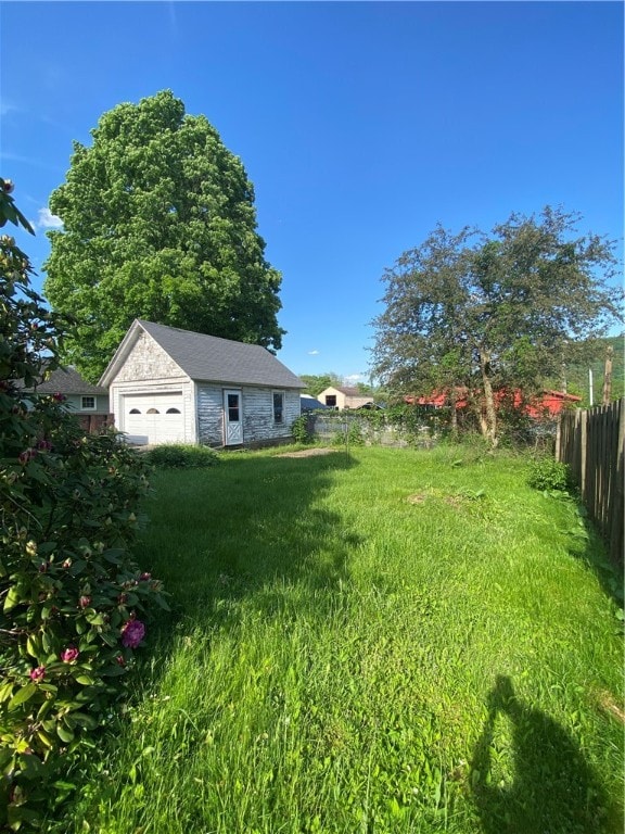 view of yard with an outbuilding