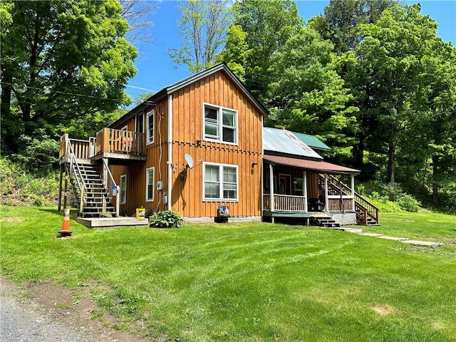 back of house featuring a lawn