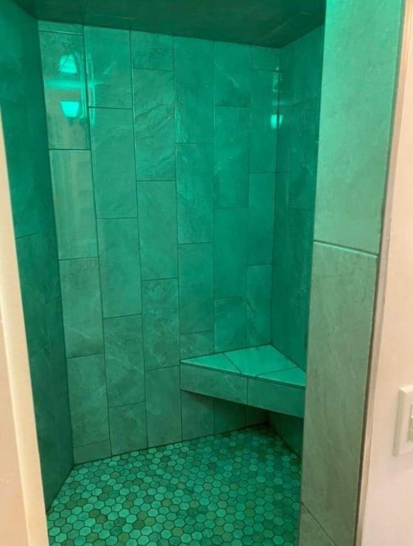 bathroom featuring a tile shower