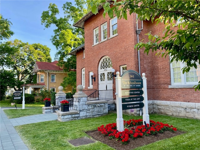 view of front of property with a front yard