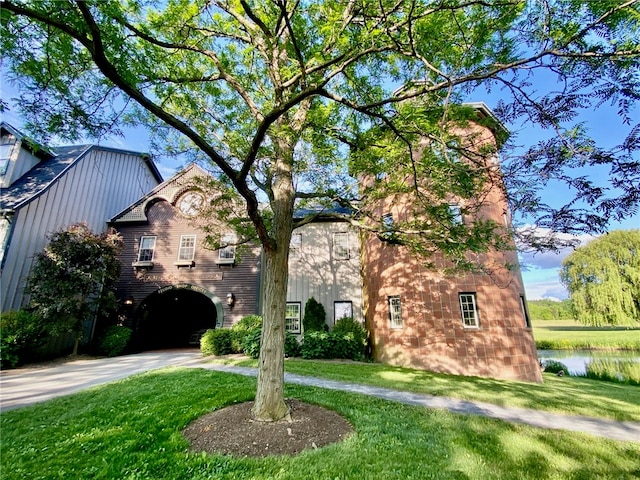 view of front of property with a front yard