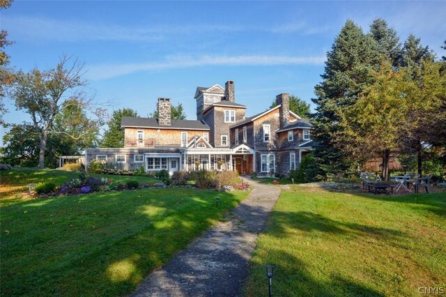 view of front of house featuring a front yard