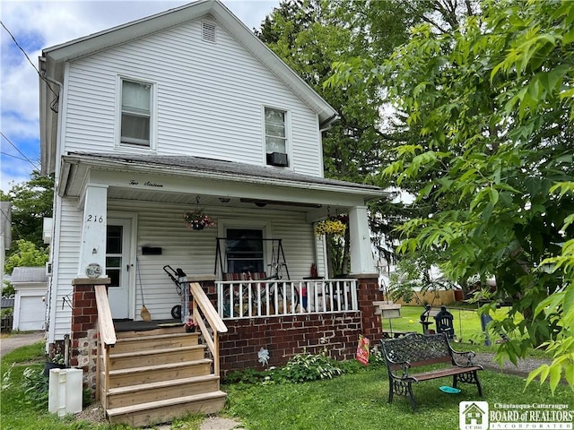 view of front of house featuring covered porch and a front yard