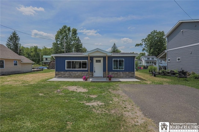 view of front of home featuring a front yard