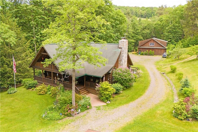 birds eye view of property featuring a forest view