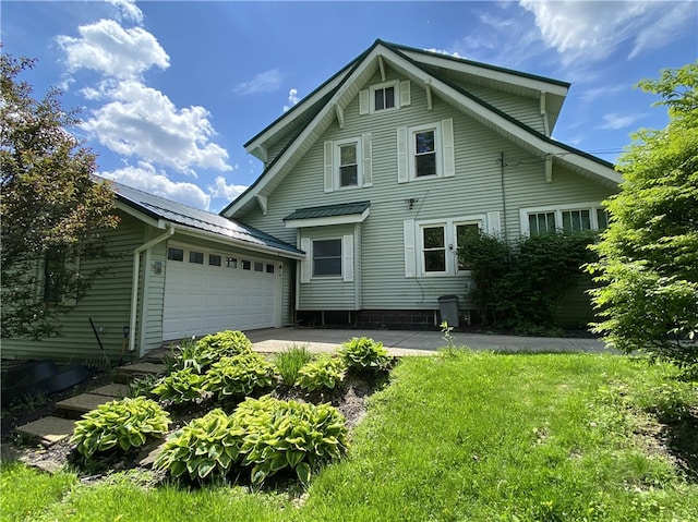 view of front facade with a garage and a front yard