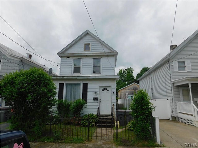 view of front of property featuring a fenced front yard