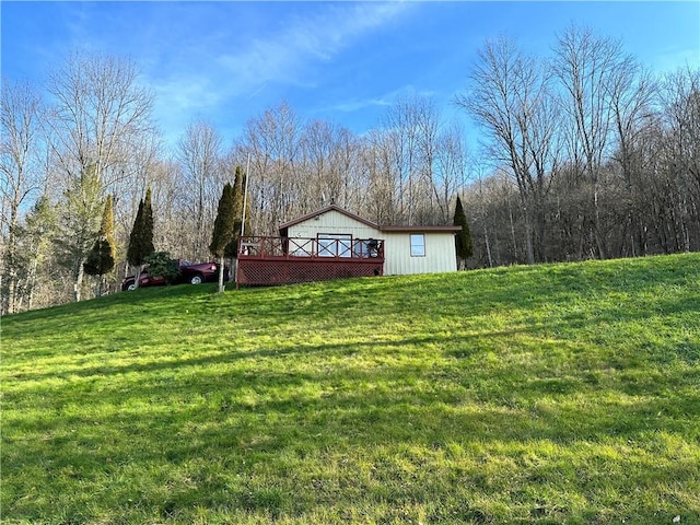 view of yard featuring an outdoor structure