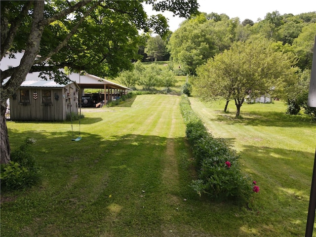 view of yard featuring an outbuilding